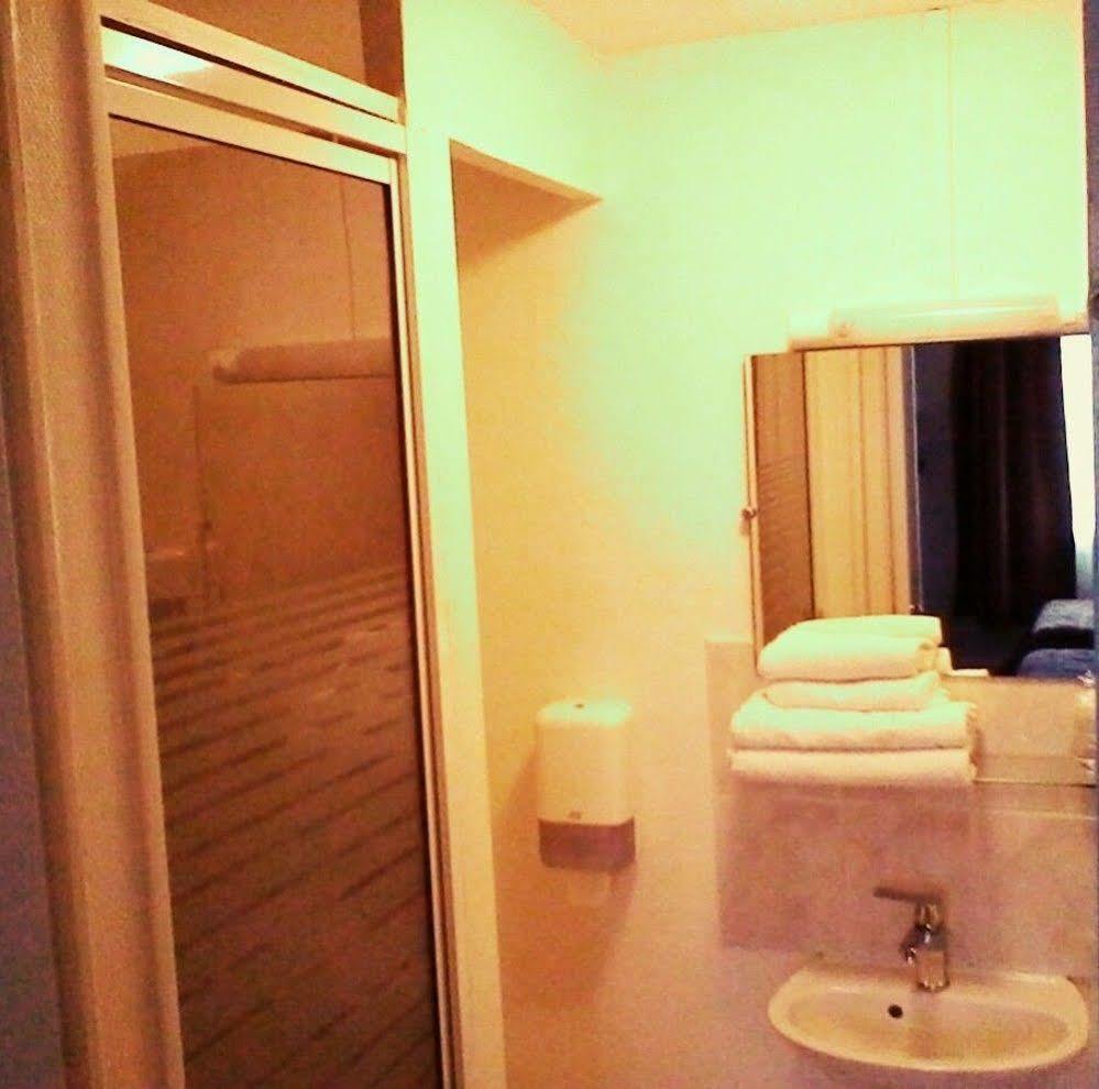 Hotel De La Paix ก็อง ภายนอก รูปภาพ
