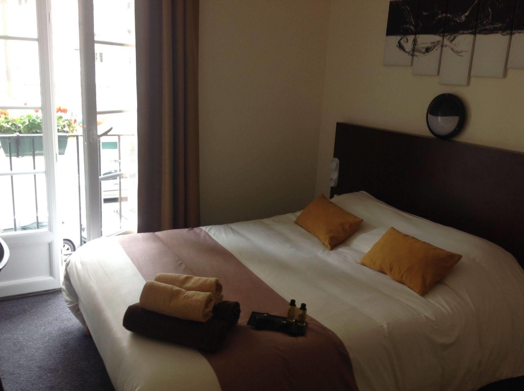 Hotel De La Paix ก็อง ภายนอก รูปภาพ