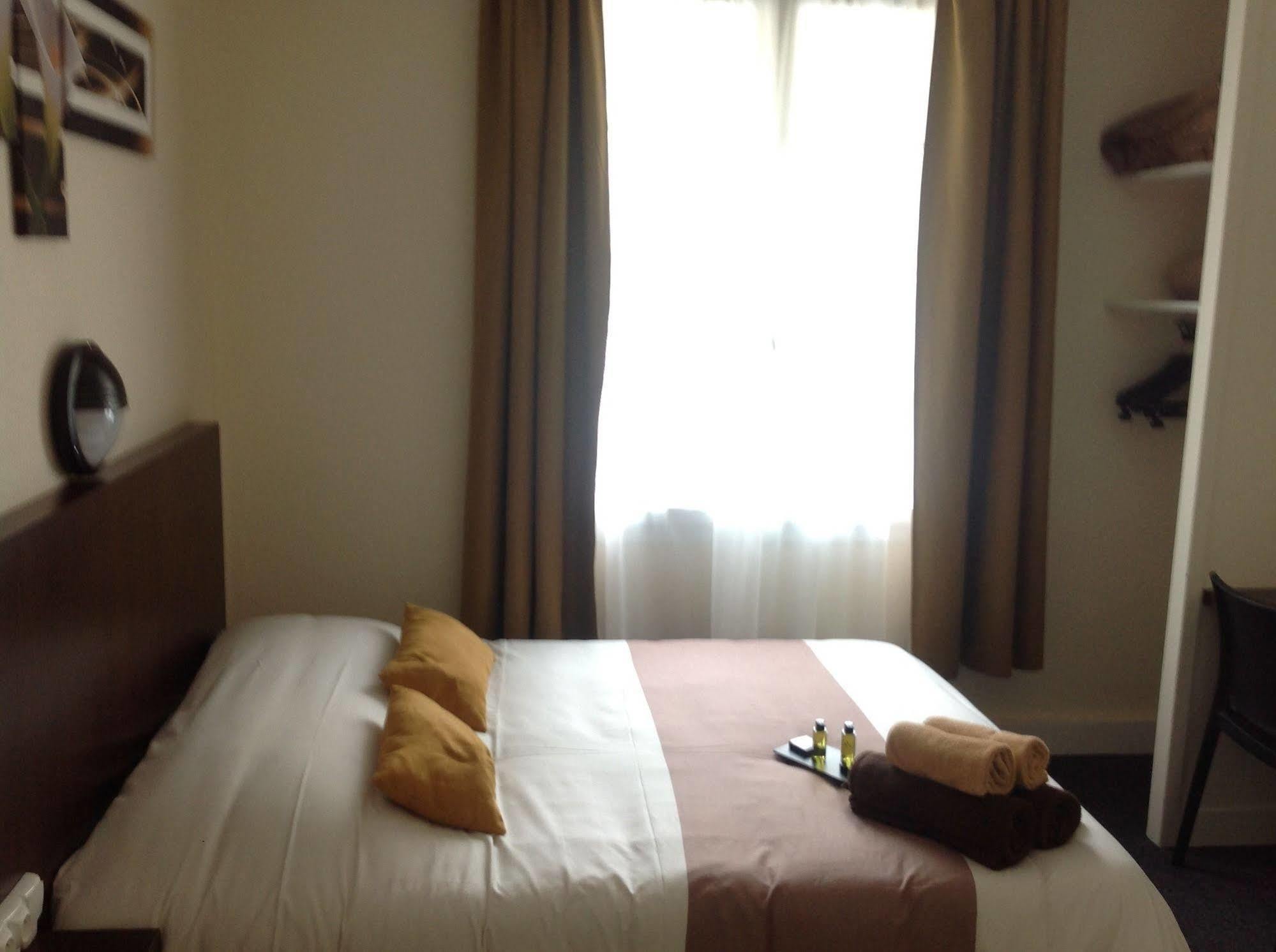 Hotel De La Paix ก็อง ภายนอก รูปภาพ